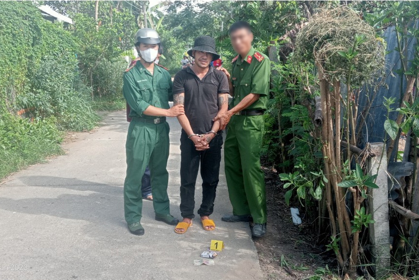 Nguyễn Thanh Tòng cùng số tang vật tại hiện trường