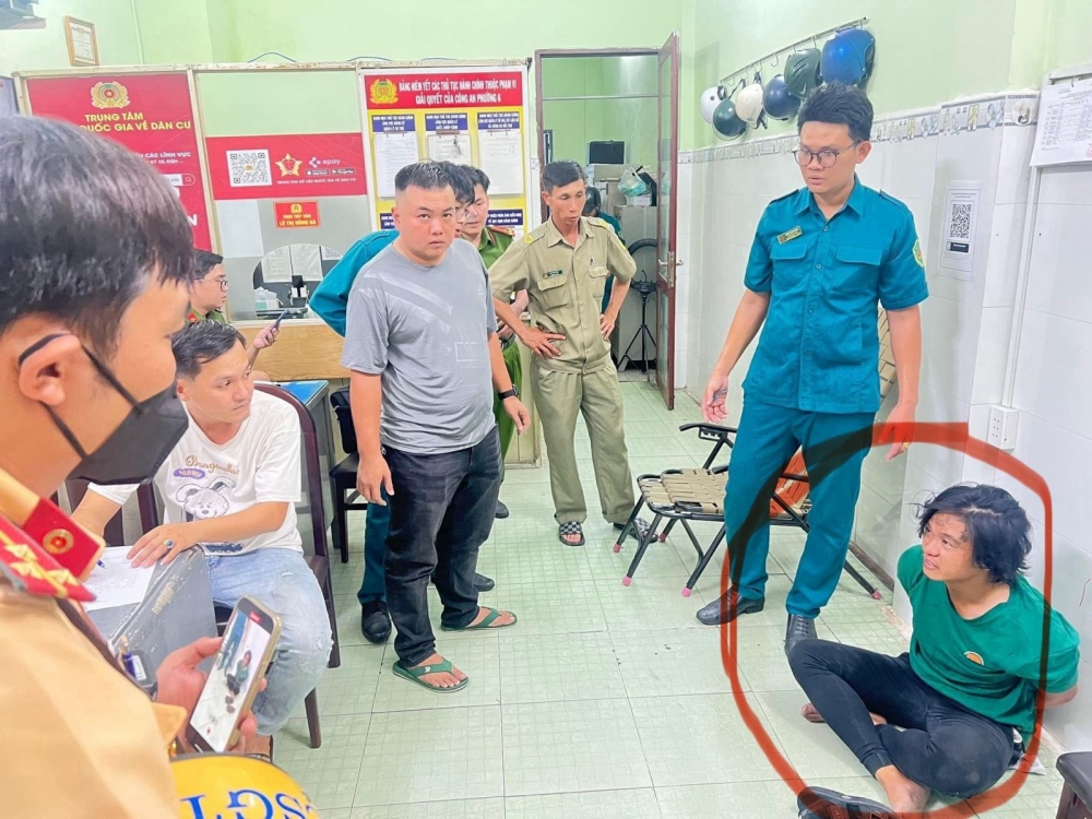 Ban Chỉ huy quân sự phường 15, Quận 8 bắt giữ nghi phạm khi đang trên đường bỏ trốn. Ảnh: CTV