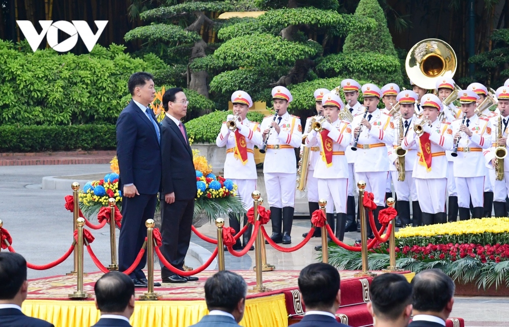 Chiều 1/11 tại Phủ Chủ tịch, Chủ tịch nước Võ Văn Thưởng cùng Phu nhân chủ trì Lễ đón chính thức Tổng thống Mông Cổ Ukhnaagiin Khurelsukh và Phu nhân thăm cấp Nhà nước tới Việt Nam. (Ảnh: Trọng Phú)
