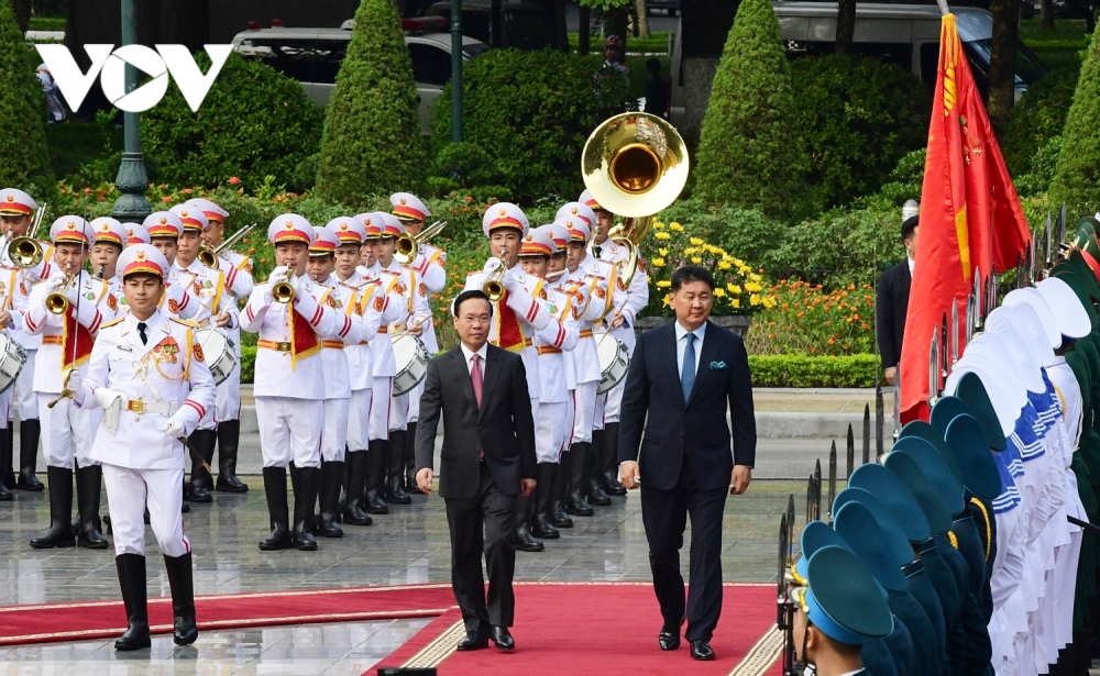 Chủ tịch nước Võ Văn Thưởng và Tổng thống Mông Cổ Ukhnaagiin Khurelsukh duyệt đội danh dự QĐND Việt Nam.