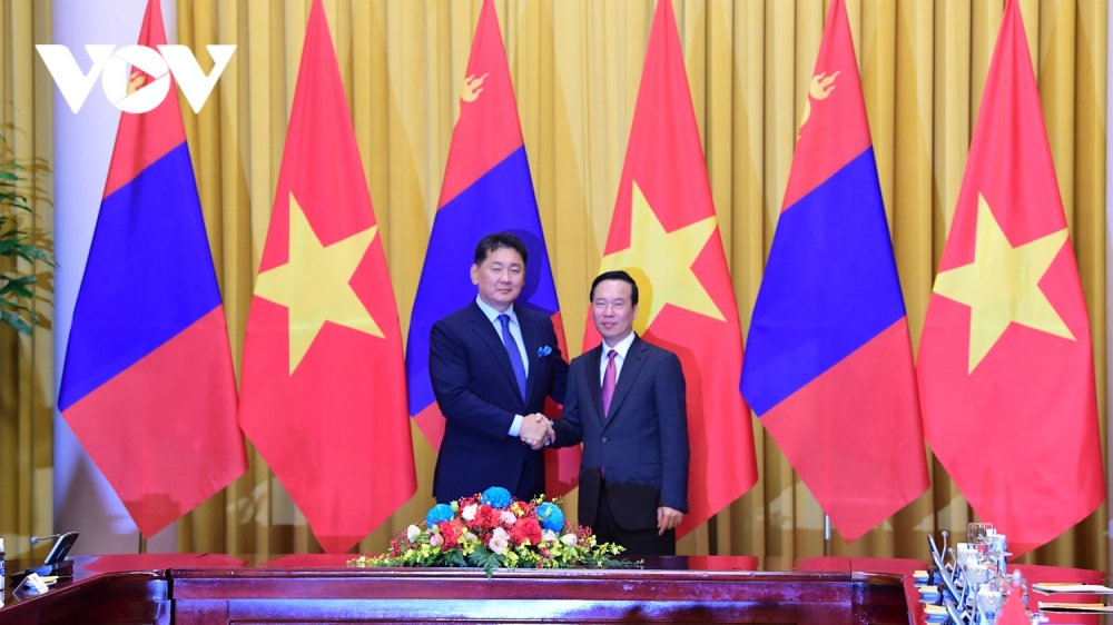 Chủ tịch nước Võ Văn Thưởng và Tổng thống Mông Cổ Ukhnaagiin Khurelsukh chụp ảnh chung trước khi bước vào hội đàm. Việt Nam và Mông Cổ thiết lập quan hệ ngoại giao từ năm 1954, có quan hệ hữu nghị truyền thống, thường xuyên giúp đỡ và ủng hộ lẫn nhau.