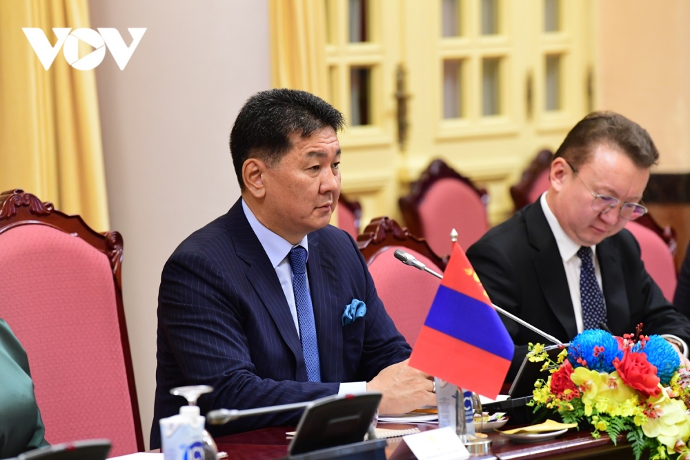 Tổng thống Mông Cổ Ukhnaagiin Khurelsukh bày tỏ vui mừng khi gặp lại Chủ tịch nước Võ Văn Thưởng. Tổng thống Mông Cổ nhấn mạnh, Việt Nam là đối tác quan trọng hàng đầu tại Khu vực châu Á - Thái Bình Dương. Sau hội đàm, Chủ tịch nước Võ Văn Thưởng và Tổng thống Mông Cổ Ukhnaagiin Khurelsukh sẽ chứng kiến Lễ ký kết các văn kiện hợp tác giữa các Bộ, ban ngành của hai nước.