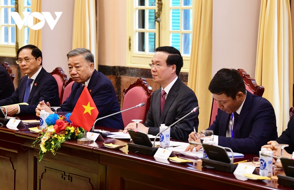 Chủ tịch nước Võ Văn Thưởng chào đón Tổng thống Mông Cổ Ukhnaagiin Khurelsukh và Phu nhân tới thăm và làm việc tại Việt Nam. Chủ tịch nước nhấn mạnh, Việt Nam và Mông Cổ có mối quan hệ hữu nghị truyền thống tốt đẹp và đang trên đà phát triển. 