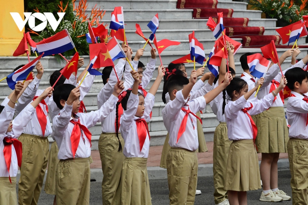 Các em thiếu nhi chào đón hai Thủ tướng tại Lễ đón chính thức.