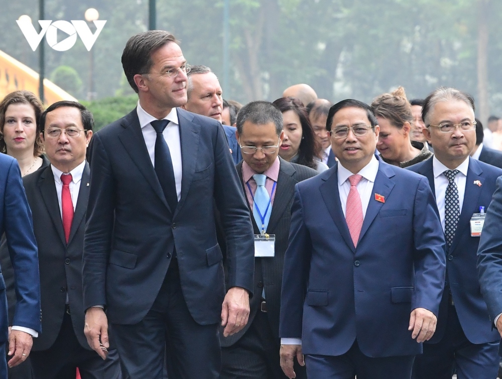 Thủ tướng Phạm Minh Chính cùng Thủ tướng Hà Lan Mark Rutte cùng đi bộ về Trụ sở Chính phủ để tiến hành hội đàm.