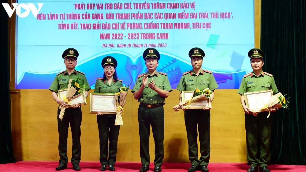 Thứ trưởng Trần Quốc Tỏ trao Bằng khen của Bộ Công an tặng các tác giả, nhóm tác giả đoạt giải cao trong cuộc thi Giải báo chí toàn quốc phòng, chống tham nhũng, tiêu cực lần thứ 4, năm 2022-2023 trong CAND (Ảnh: Trọng Phú)