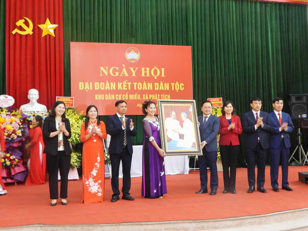 Lãnh đạo tỉnh Bắc Ninh tặng quà cho khu dân cư Cổ Miếu