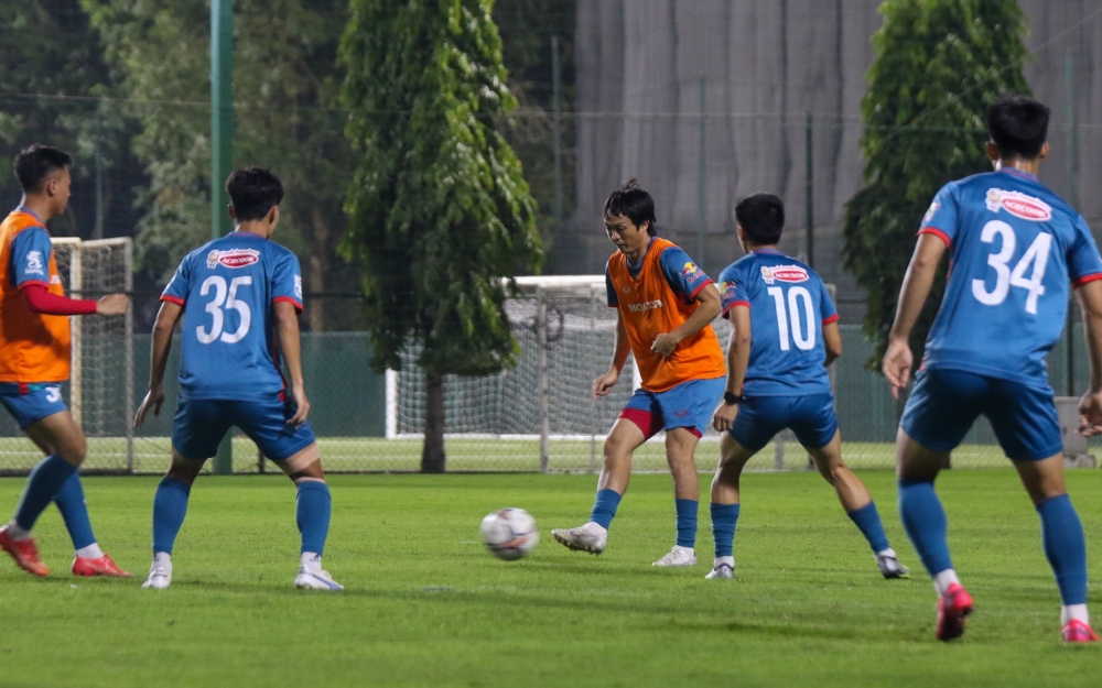 Về mặt nhân sự, ĐT Việt Nam đã chia tay tiền vệ Trương Tiến Anh và nhóm cầu thủ U23 Việt Nam lên tập luyện cùng ĐTQG.