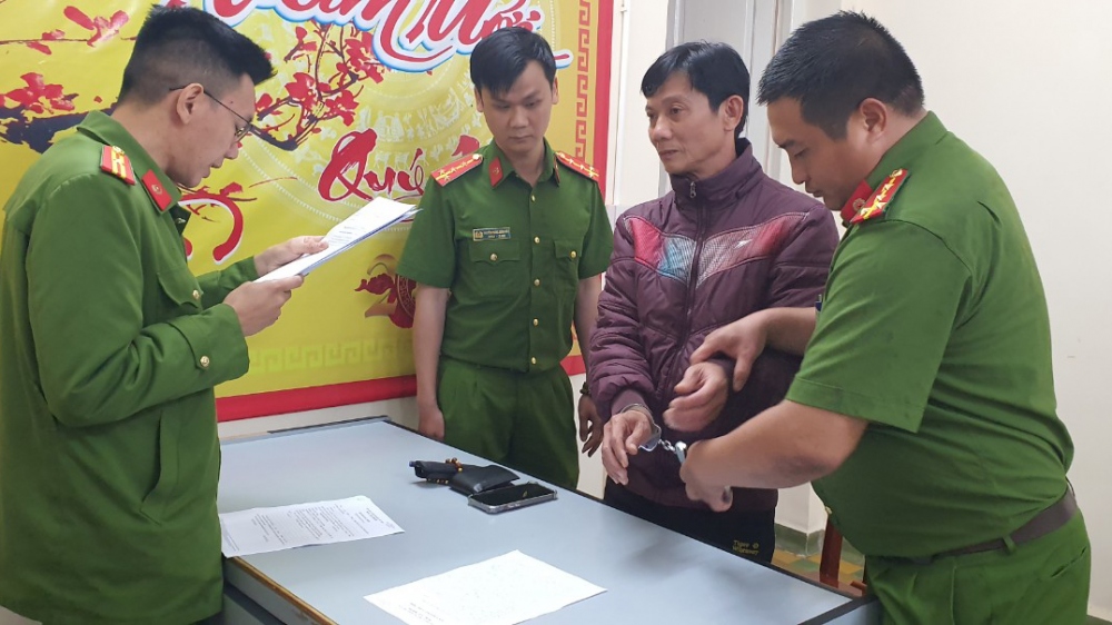 Cơ quan công an tống đạt quyết định khởi tố bị can, bắt tạm giam Ngô Thanh Nghĩa – Phó giám đốc KDL Làng Cù Lần.