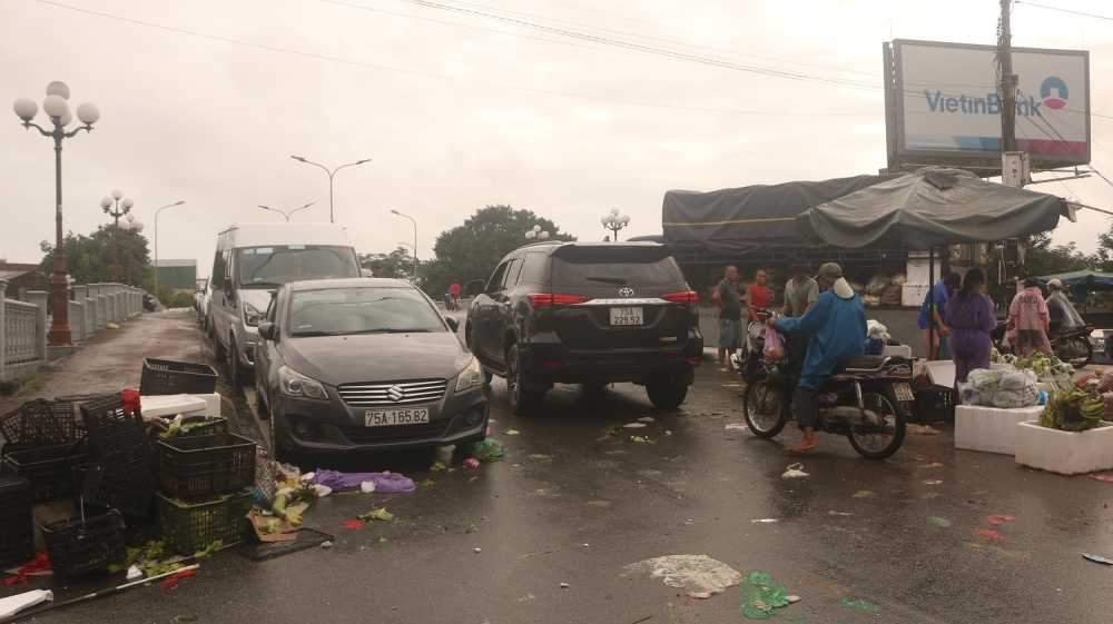Đường dẫn lên cầu thành bãi đỗ xe, họp chợ