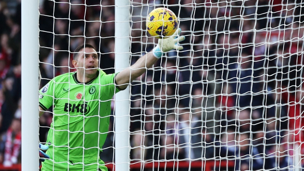 Emiliano Martinez có màn trình diễn đáng quên vào cuối tuần. (Ảnh: Getty)