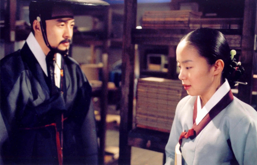Bae Yong-joon (trái) và Jeon Do Yeon trong một cảnh từ bộ phim chính kịch lãng mạn Untold Scandal năm 2003. Ảnh: CJ Entertainment
