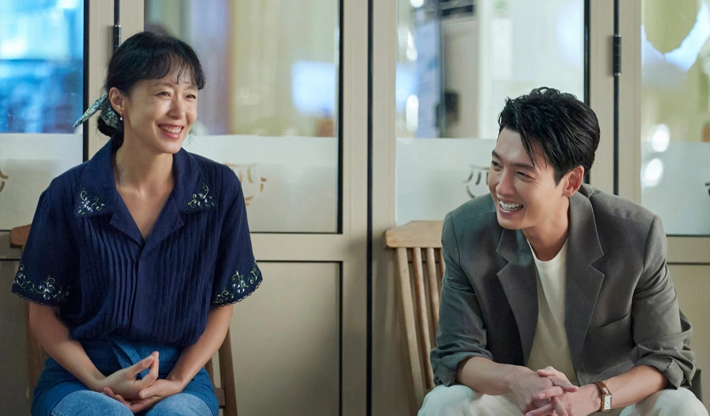 Jeon Do Yeon (trái) và Jung Kyung Ho ở một cảnh trong phim Crash Course in Romance. Ảnh: TVN