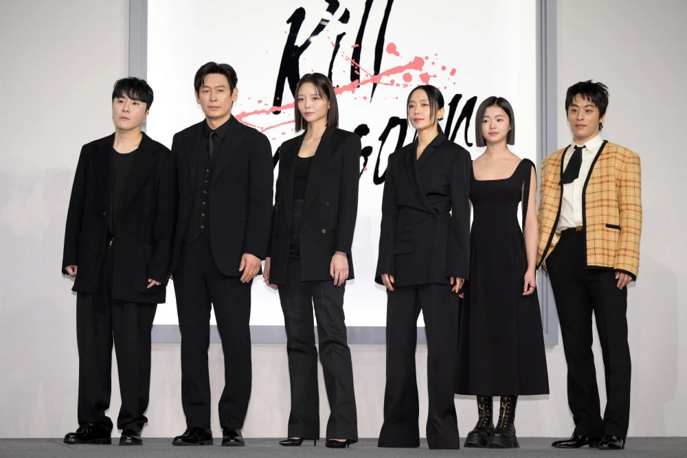 Đạo diễn phim Byun Seong-hyun cùng với các diễn viên Sol Kyung-gu, Esom, Jeon Do Yeon, Kim Sia và Koo Kyo-hwan trong buổi ra mắt bộ phim Kill Boksoon vào ngày 21/3, tại Seoul, Hàn Quốc. Ảnh: Getty Images