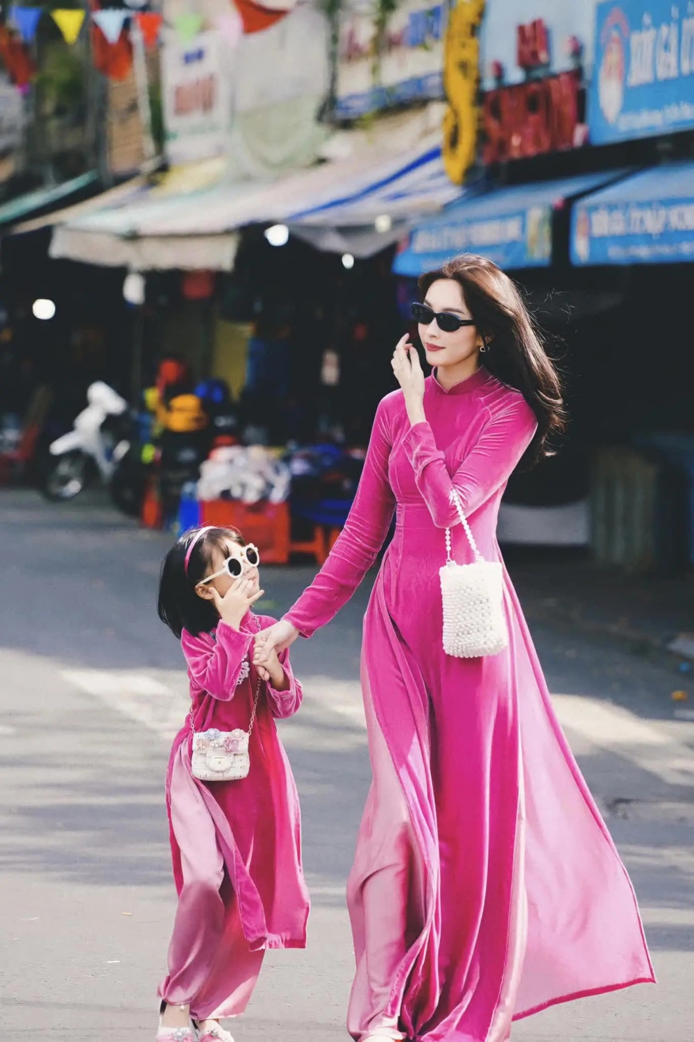 Sau đám cưới, hoa hậu rút khỏi các hoạt động giải trí để chăm lo gia đình. Thời gian đầu, mỹ nhân kín tiếng về đời tư do muốn có sự yên bình. Khi các con bắt đầu lớn, Đặng Thu Thảo thoải mái hơn trong việc công khai hình ảnh, cập nhật hoạt động thường ngày.