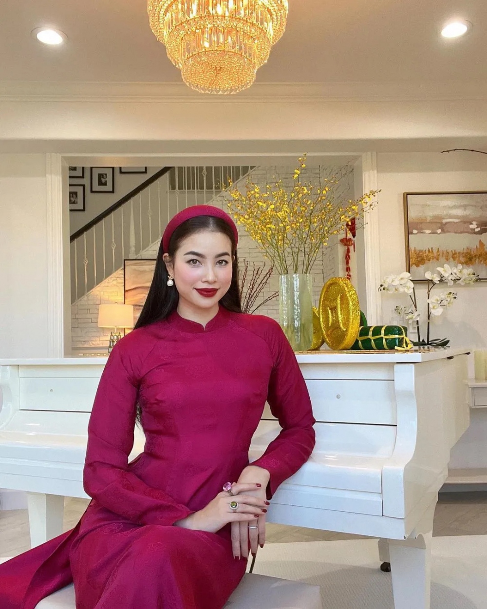Sau khi sang Mỹ và trở thành bà mẹ 2 con, nhan sắc của Phạm Hương ngày càng đằm thắm, gương mặt bớt góc cạnh mà trở nên phúc hậu hơn.