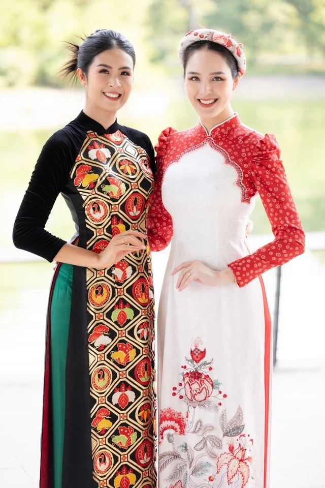 Á hậu Hoàng Anh khiến nhiều người bất ngờ bởi cô vừa sinh con thứ 3 cách đây không lâu. Tại sự kiện diễn ra mới đây, Á hậu Việt Nam 2012 diện áo dài cách điệu với họa tiết đặc trưng của đất nước Ấn Độ, khoe nhan sắc xinh đẹp, vóc dáng thon gọn.