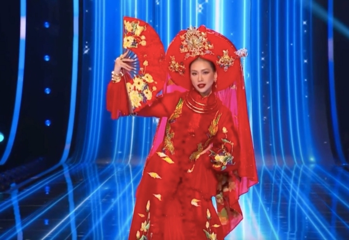 Bùi Quỳnh Hoa gây ấn tượng khi thể hiện những động tác múa, hầu đồng đẹp mắt. 