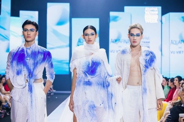 Huynh Tu Anh (C), the winner of The Face Vietnam 2023, Mac Trung Kien (L), the runner-up of The Face Vietnam 2018, and Vo Minh Toai (R), the runner-up of The Face Vietnam 2023, model the latest collection by designer Vu Viet Ha.