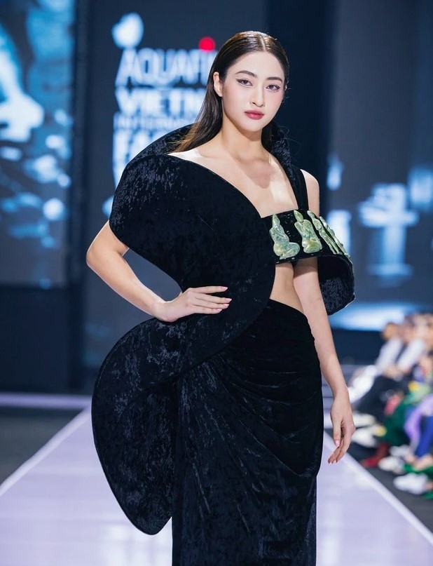 Luong Thuy Linh, Miss World Vietnam 2019, appears charming in the collection “Sculpture” by designer Phan Dang Hoang.
