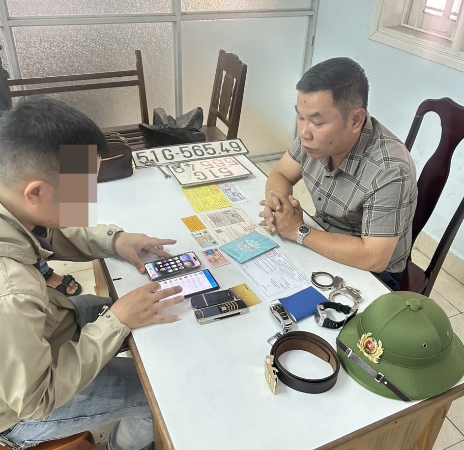 Công an làm việc với Lê Thừa Sơn (áo ca rô).