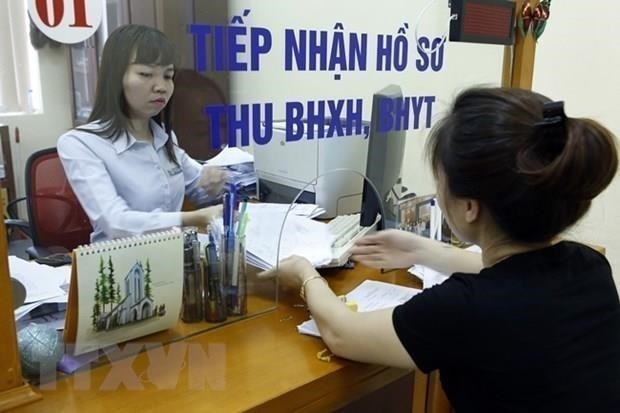 Người dân làm hồ sơ đăng ký BHYT
