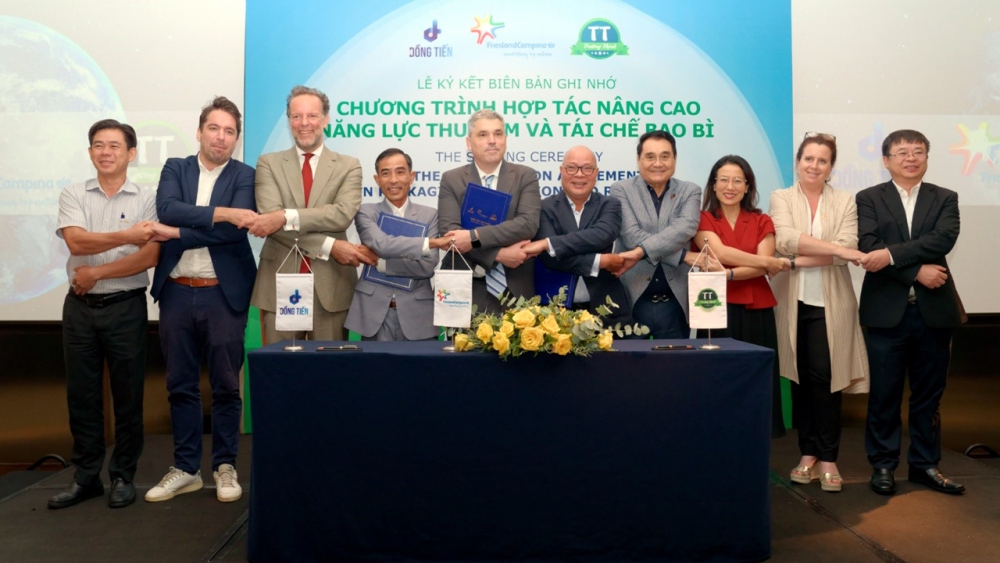 FrieslandCampina Việt Nam bắt tay cùng công ty Giấy Đồng Tiến Bình Dương và công ty Cơ khí Xây dựng Trường Thịnh nâng cao năng lực thu gom và tái chế bao bì, chủ động thực thi EPR