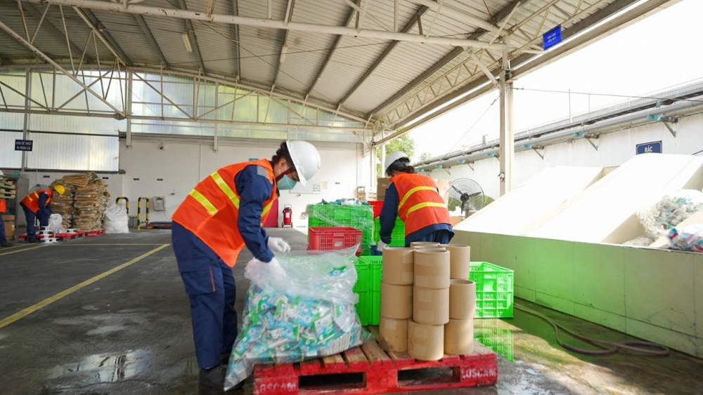 Phân loại rác thải tại nhà máy sữa của FrieslandCampina Việt Nam