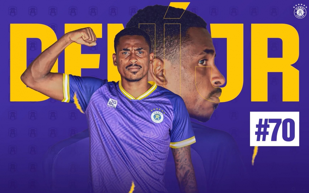 Denilson nhận chiếc áo số 70 tại Hà Nội FC. (Ảnh: CLB)