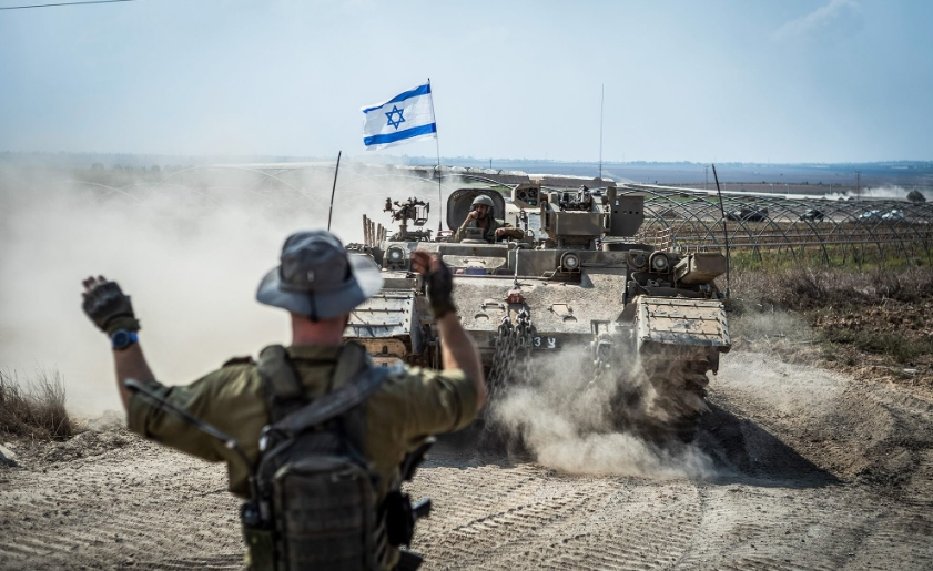 Binh lính và phương tiện chiến đấu quân sự của Israel ở TP Sderot (Israel), gần biên giới với Dải Gaza ngày 14/10. Ảnh: AFP