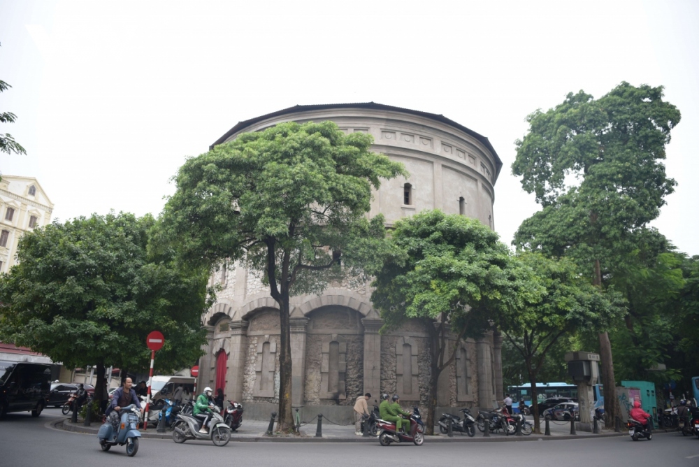 The tower was originally built in 1894 by France to provide its soldiers with clean water, together with the Yen Phu water plant, during the French colonial period. It is located at the intersection of the ancient streets of Hang Than, Hang Luoc, Hang Giay, Hang Dau, Quan Thanh, and Phan Dinh Phung in Hoan Kiem district.