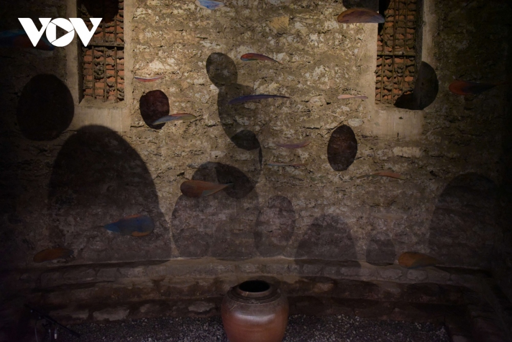 Water pots are used to create a dynamic sound system. Visitors have the chance to encounter various water sounds that mimic seas, rivers, and rainfall.