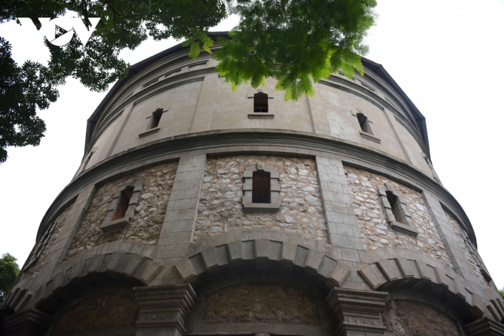 The water tower has a cylindrical shape, 19 metres in diameter, three stories high, has a conical roof, and features a lightning rod in the middle. It has a huge steel water tank with a capacity of 1,250m3, which stands on eight stone walls.