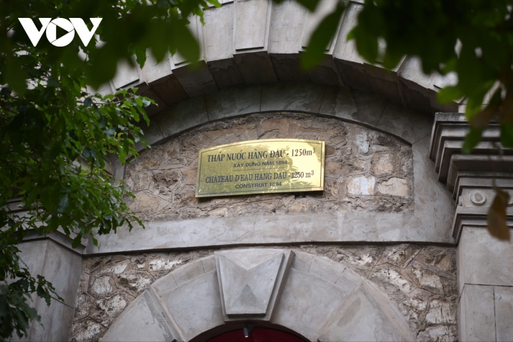 The original structure of the tower has been kept intact, although the 17 windows on the first floor have been sealed.