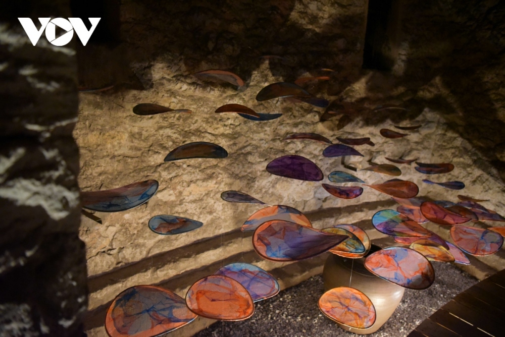 The space boasts light installations made of recycled materials and a unique water sound system that reproduces the natural sound of water.