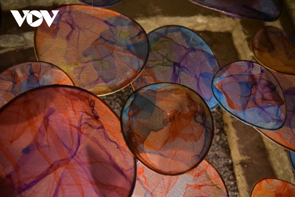 The light installation expands the visual image of artifacts which are recycled from urban waste.