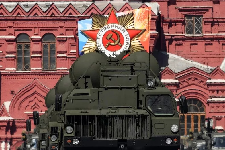 Hệ thống tên lửa phòng không S-400 Triumph của Nga di chuyển qua Quảng trường Đỏ trong cuộc duyệt binh Ngày Chiến thắng ở Moscow. Ảnh: AFP