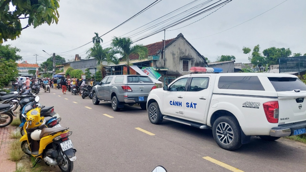 Lực lượng chức năng có mặt tại hiện trường điều tra vụ việc.