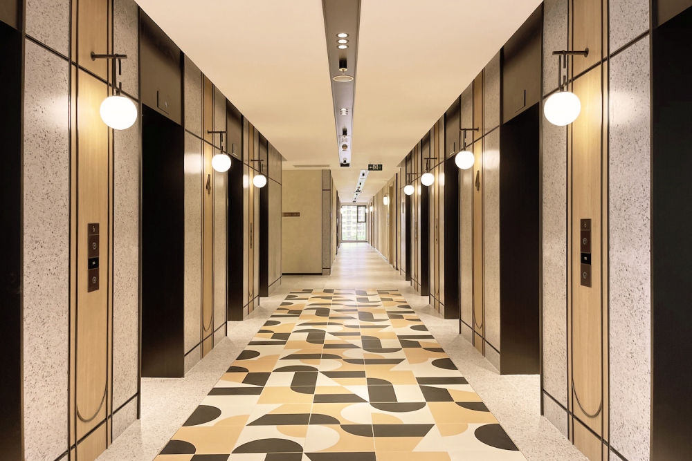 Sảnh thang máy dự án LUMIÈRE Boulevard thị trường TP.HCM đánh giá là “đẹp hơn phối cảnh”. Dự án cũng ghi điểm khi sở hữu tỉ lệ thang máy lý tưởng 2 – 2.6 căn/thang giúp cư dân di chuyển nhanh chóng