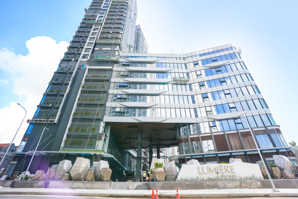 Cảnh quan dự án LUMIÈRE riverside ngày và đêm. Công tác thi công được triển khai đến tầng cao nhất, chuẩn bị đón cư dân và nhân viên khối văn phòng cuối 2023 (Ảnh: Quốc Huy)