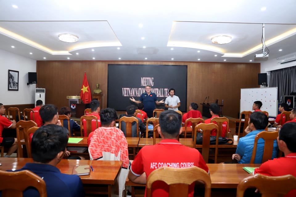 Philippe Troussier chia sẻ kinh nghiệm huấn luyện với các học viên (Ảnh: VFF)