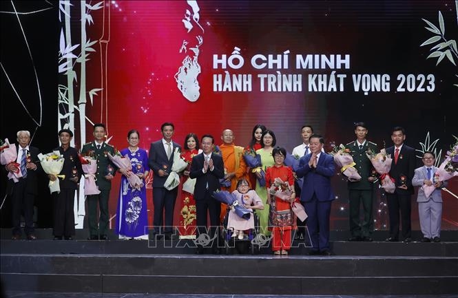 Chủ tịch nước Võ Văn Thưởng và Trưởng Ban Tuyên giáo Trung ương Nguyễn Trọng Nghĩa trao hoa, biểu trưng cho các điển hình tiêu biểu.