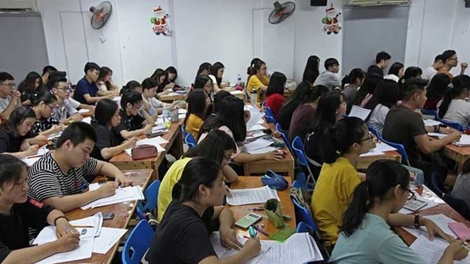 Hiện việc dạy thêm vẫn tồn tại dưới nhiều hình thức: Tại Trung tâm, tại nhà hay tại một ơ sở nào đó được giáo viên thuê và tổ chức dạy thêm... (Ảnh minh họa: VGP)