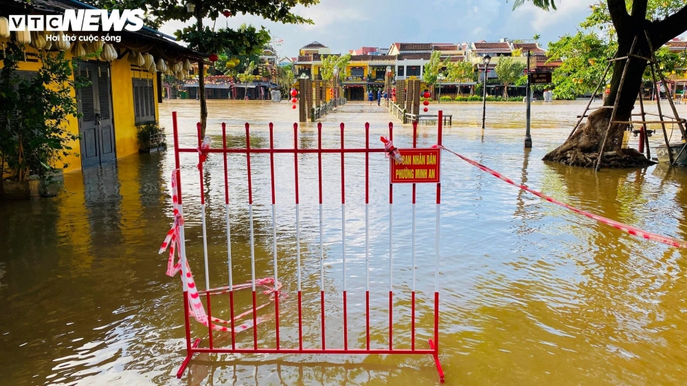 Tại khu vực đầu cầu An Hội - cây cầu bắc qua sông Hoài, chính quyền phường Minh An đã dựng rào chắn, giăng dây ngăn các phương tiện qua lại để đảm bảo an toàn