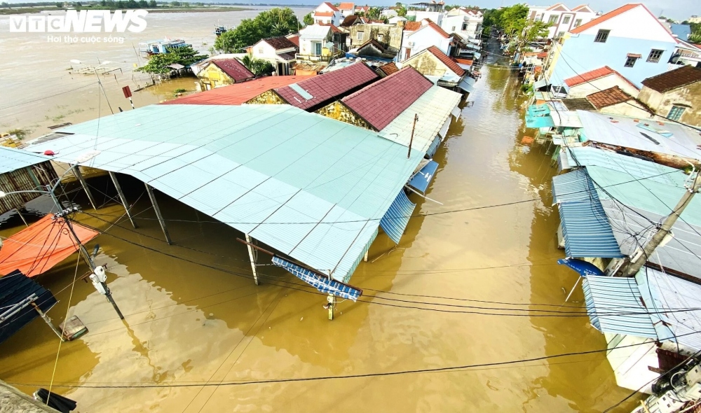 Ngoài phố cổ, nhiều khu vực thấp trũng ở TP Hội An như đường vào làng gốm Thanh Hà, phường Thanh Hà cũng đang chìm trong biển nước
