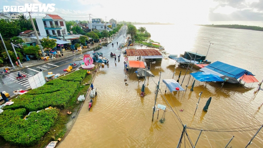 Chợ cá Thanh Hà ngập sâu trong nước khiến các tiểu thương phải tất tả thu dọn đồ đạc từ tối qua