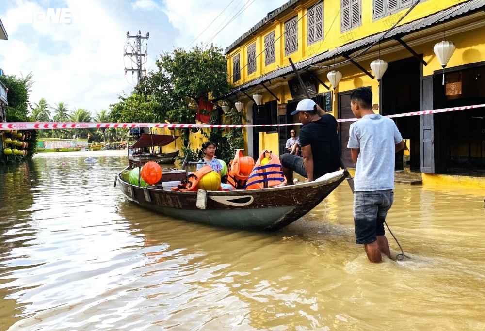 Chiếc thuyền được trang bị áo phao để đảm bảo an toàn cho việc đi lại của bà con trong khu phố cổ