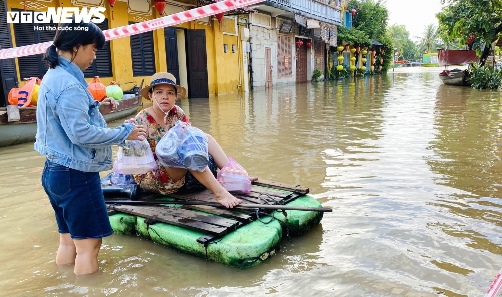 Còn đây là bè tự chế giúp hai người phụ nữ bơi ra ngoài để mua lương thực