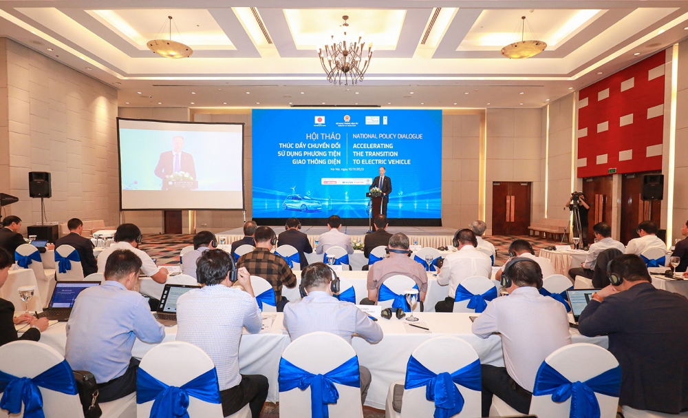 Tham dự hội thảo là Lãnh đạo Bộ GTVT, Bộ Tài chính, Bộ Công thương, Bộ Xây dựng, Bộ KHCN, các viện nghiên cứu, chuyên gia từ các trường đại học hàng đầu cùng đại diện các doanh nghiệp sản xuất ô tô - xe máy đang hoạt động tại Việt Nam