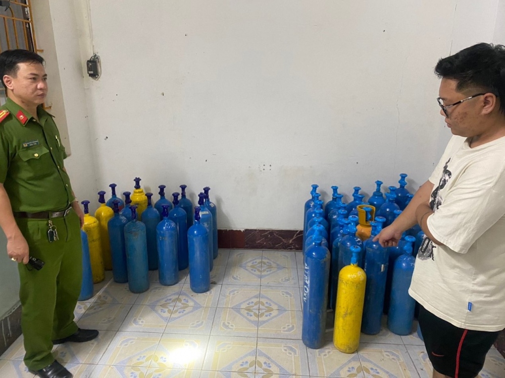 Hơn 50 bình khí nén nghi chứa N2O bị phát hiện tại TP Cẩm Phả (Quảng Ninh)
(Ảnh: Công an tỉnh Quảng Ninh)